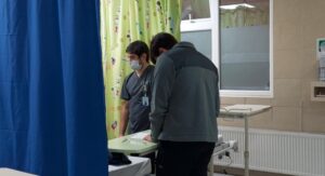 Infectólogo entregó razones de disminución de hospitalización y consultas pediátricas por virus respiratorios