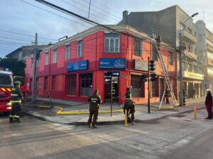 Incendio afectó a céntrica pizzería de Punta Arenas