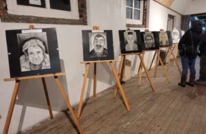 Artista Héctor Cárdenas retrata su propia experiencia en la obra “Estigma: Rostros de la Calle”