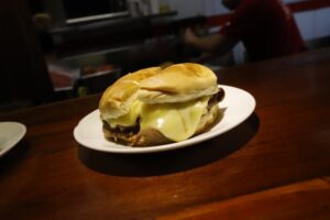 Comer en restaurantes sale más caro: monto promedio de consumo aumentó 15%