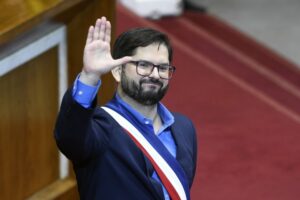 Personeros políticos consideran necesario viaje de Presidente Boric a Europa: Republicanos dice que es “contraproducente”