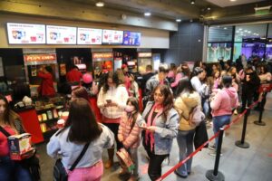 Cientos de personas disfrutaron estreno de Barbie en cines de Punta Arenas