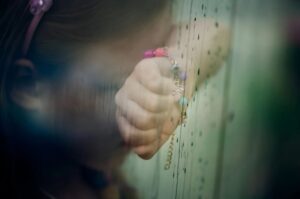 Hombre es acusado de abusar sexualmente de la amiga de su hija cuando se quedaba a dormir