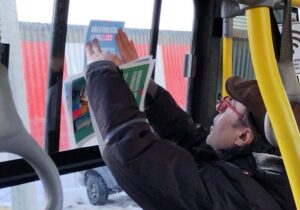 Entregan fiches en transporte público para visibilizar y erradicar conductas de acoso