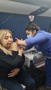 Salud recorre populosos barrios de Punta Arenas con baja cobertura de vacunación
