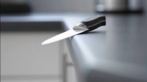 Hombre extranjero irregular en Chile arrojó un cuchillo contra su expareja