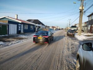 Conductores lidian con malas condiciones viales en calles secundarias y pasajes
