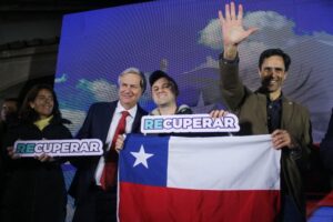 Republicanos sube 8 puntos y se consolida como el partido con mayor identificación de los chilenos