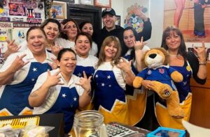 Cantante Pailita visitó conocido local de comidas en Punta Arenas