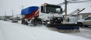Municipio de Punta Arenas realizó labores de despeje de nieve y esparcido de sal en principales vías de la ciudad