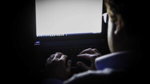 Hombre es formalizado por almacenar y distribuir pornografía infantil
