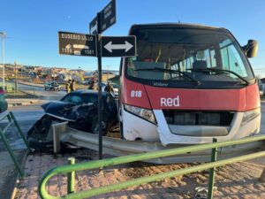 Tres personas lesionadas dejó colisión entre bus y auto particular en Punta Arenas