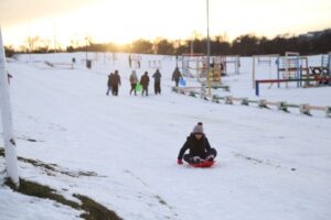 Jóvenes siguen disfrutando de nieve en Punta Arenas