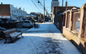 Estacionamientos privados del centro de Punta Arenas no limpian la nieve ni el hielo de sus veredas