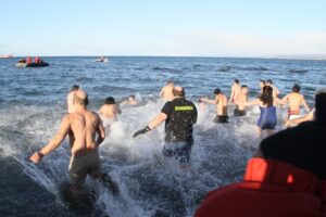 Chapuzón del Estrecho contará con fuerte dispositivo de seguridad: 3 ambulancias se sumarán al evento