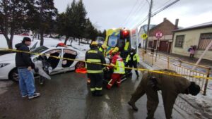 Dos autos menores colisionan en hora punta,resultando un lesionado y congestión en el tráfico