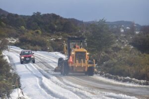 Inspeccionan estado de rutas ante abundante caída de nieve en Williams