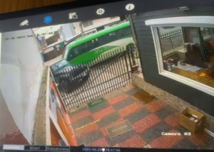 Bus presuntamente robado choca jeep en su entrada de estacionamiento