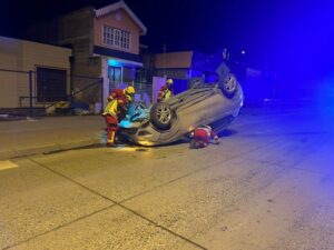Chofer ebrio volcó y derrumbó poste de luz en Barrio 18 de Septiembre