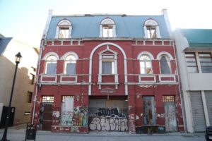 Peligro inminente por mal estado de fachadas de edificios históricos en Punta Arenas