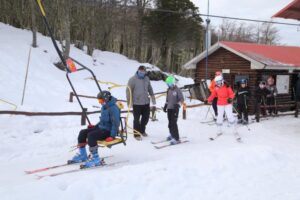 Familias disfrutaron ayer de una entretenida tarde en el cerro Andino tras inesperada caída de nieve