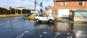 Con dos costillas fracturadas resultó conductor embestido en Angamos con Zenteno