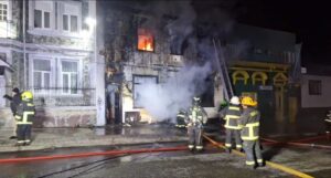 Un calentador habría originado incendio en hostal que quedó completamente destruida