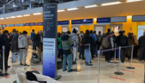Frecuencia irregular de vuelos causa gastos e incertidumbres a pasajeros
