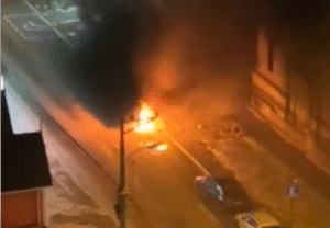 Auto incendiado en calle Sarmiento de Gamboa
