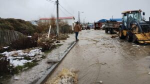Estragos está dejando el deshielo en barrios de Punta Arenas