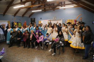 Vecinos de la Población Goleta Ancud vibraron con show artístico en su sede