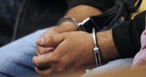 Sujeto quebrantó prohibición de acercarse a su expareja, la golpeó e intentó atropellarla con su auto: quedó en prisión preventiva