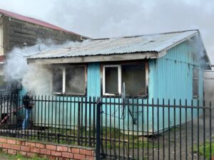 Incendio destruyó por casi completo vivienda en Punta Arenas