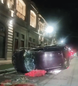Auto volcado fue abandonado en pleno centro de la ciudad