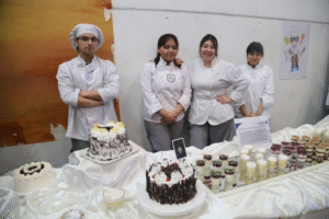 Estudiantes de Liceo María Behety expusieron sus aprendizajes en clases