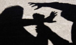 Formalizan a sujeto y a pareja por agredirse mutuamente