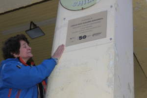 Instalan placa conmemorativa a profesor Carlos Baigorri en Porvenir