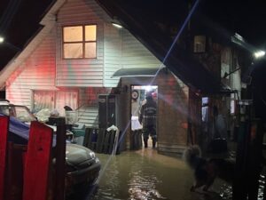 Anegamientos afectaron a 10 viviendas e inundaron caminos dejando casi aislados diferentes sectores de Punta Arenas