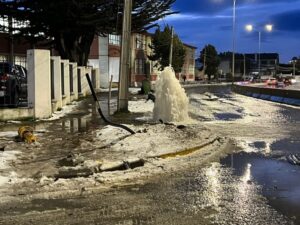 Conductor despista, rompe grifo e impacta vivienda en Avenida 21 de Mayo