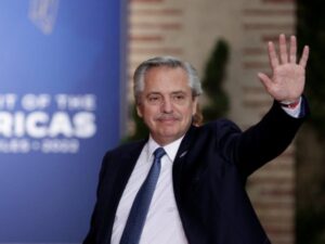 Alberto Fernández viajará desde la India a Chile