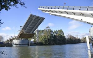 Corte determina culpabilidad de empresa Azvi en errores de construcción de puente Cau Cau
