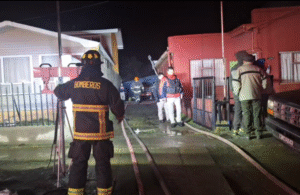 Incendio dejó daños totales en casa interior y en dos vehículos