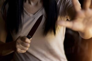 Mujer que golpeó y apuñaló a su pareja fue sentenciada pero se le dio por cumplida la pena