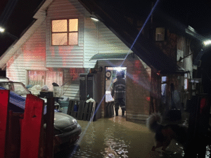 Matrimonio de adultos mayores perdió cinco gallos por inundaciones