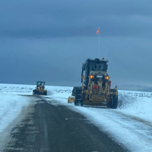 Vialidad despeja nieve en Ruta Y-635 Cordón Baquedano