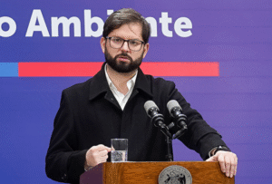 Cadem: Aprobación al Presidente Boric cayó tres puntos y se ubicó en un 27%