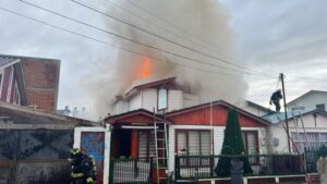 Incendio afectó a vivienda en Villa Las Nieves