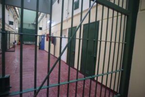 Formalizan por cohecho a TENS que ingresó y entregó celulares a interno en cárcel de Punta Arenas