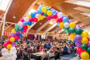 Adultos mayores celebraron con bingo y música en Natales que pasaron agosto