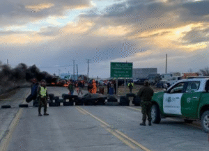 Pescadores bloquean acceso a Puerto Natales y exigen respuesta a Presidente Boric